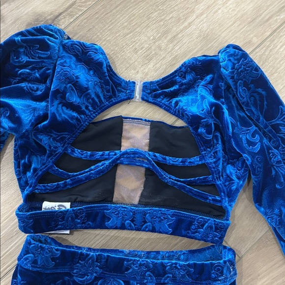 Blue Velvet Long Sleeve Crop Top and Shorts Set - Picture 8 of 8